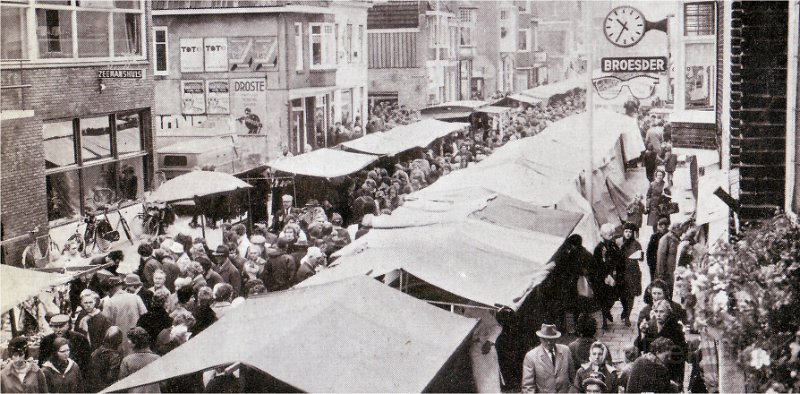 Gezellige markt in de Landstraat.jpg